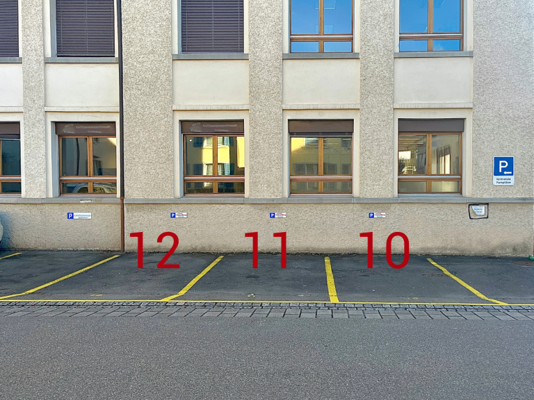 Parkplätze hinter Onken Academy