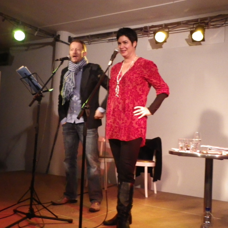 Maya Onken und Bänz Friedli auf der Bühne