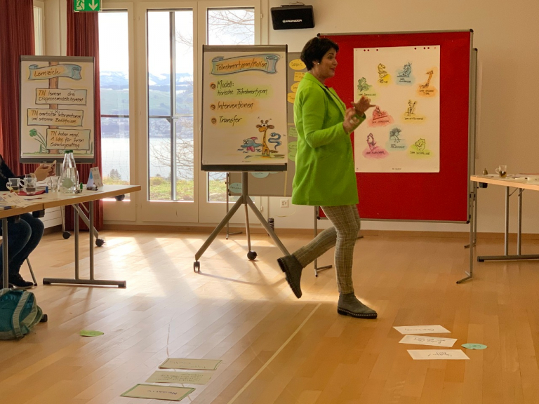 Maya Onken unterrichtet bewegend