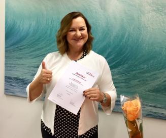 Tatjana Gaspar macht Zertifikat und Diplomabschluss an der Onken Academy